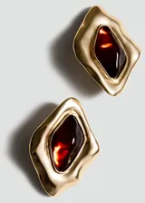 Aros de diseño irregular con estructura de metal dorado y aplique central de resina en tono rojizo. Cierre metálico a presión.
