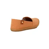 Zapatilla casual Moleca para mujer, tipo alpargata baja de color amarillo, con perforaciones en toda la capellada para mayor ventilación, suela texturizada tipo yute y detalle de aplique marrón con un corazón metálico en el talón.