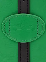 Bandolera hobo de cuero color verde, con correa de hombro ajustable y cierre superior con cremallera.