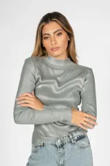 Polera plateada de lanilla con cuello alto y mangas largas.