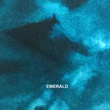 Tapado largo de lana merino afieltrada color gris con toques de amarillo. Diseño abierto al frente, de corte amplio y mangas largas.