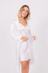 Bata de seda blanca con mangas 3/4 y lazo para ajustar en la cintura.