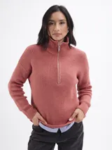 Buzo de tejido acanalado color beige, con cuello alto y cierre frontal parcial. Presenta mangas largas y un diseño de calce regular.