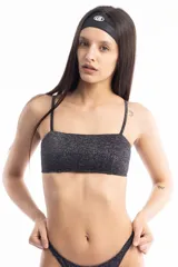 Top negro de lurex con escote recto, breteles elásticos y doble tira en la espalda.