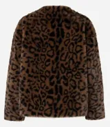 Saco de pelo sintético con estampado animal print, de corte recto y largo estándar. Presenta cuello redondo, manga larga y cierre frontal oculto.
