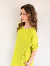 Vestido largo oversize de lino color verde lima, con mangas 3/4 y botones decorativos.