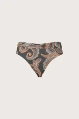 Calzón de bikini intermedio con faja fruncida en la cintura, estampado con diseño paisley en tonos gris, celeste y tostado.