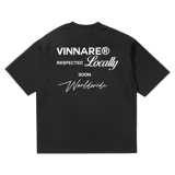 Remera marrón de algodón con estampado rosa que dice "VINNARE® RESPECTED Locally SOON Worldwide".