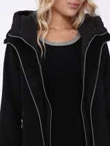 Saco negro con capucha y diseño matelassé.