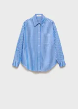 Camisa celeste a rayas verticales blancas, de corte oversize y largo crop. Tiene cuello camisero, cierre frontal con botones, manga larga con puños abotonados y un bolsillo de parche en el pecho.