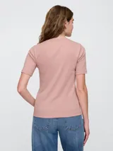 Remera de tejido rib con cuello redondo y mangas cortas, de corte ajustado al cuerpo.