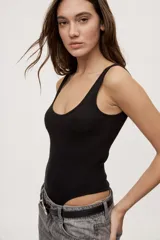 Body blanco de algodón y elastano con textura acanalada, escote redondo amplio y breteles anchos, de calce ajustado al cuerpo.