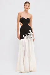 Vestido largo strapless bicolor con diseño cut-out en la cintura, apliques florales tridimensionales en el lateral y falda larga plisada blanca.