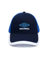 Gorra trucker oficial del Club Nacional de Football de marca Umbro, en color azul marino con diseño de paneles traseros de red azul y visera con borde blanco. Cuenta con el logo de Umbro y la inscripción 'NACIONAL' bordados en el frente.