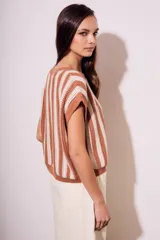 Chaleco de punto con rayas verticales color beige y marrón, de corte holgado y sin mangas.