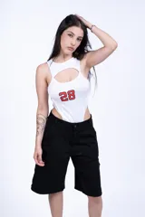 Body blanco con corte asimétrico y abertura en el pecho. Estampado frontal con el número 28 en rojo con borde negro.