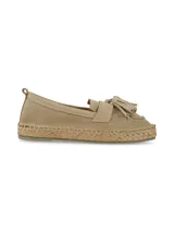 Alpargatas de gamuza color beige, estilo mocasín con detalle de flecos (tassels) en el empeine y suela revestida en yute trenzado.