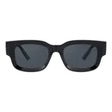 Lentes de sol negros con montura rectangular gruesa y lentes oscuros.