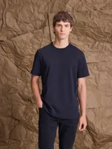 Remera lisa de algodón pesado color azul marino, de manga corta y cuello redondo.