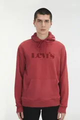 Buzo con capucha y bolsillo tipo canguro, confeccionado en algodón. Presenta el logo de Levi's estampado en el pecho y puños y ruedo acanalados.