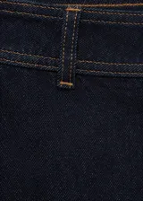 Pantalón de jean tiro alto con corte culotte y pernera ancha. Presenta cierre frontal con cremallera y botón, trabillas para cinturón, bolsillos traseros y bajo con acabado deshilachado.
