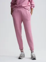 Pantalón deportivo rosa de corte slim, confeccionado en tejido DoubleSoft® con cintura acanalada.