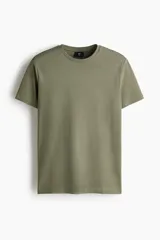 Remera de algodón liviano color verde militar, de corte slim fit con cuello redondo y mangas cortas.