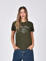 Remera verde militar de manga corta con estampado frontal en blanco de la frase "Moon Fairy" y un lazo con dos corazones.