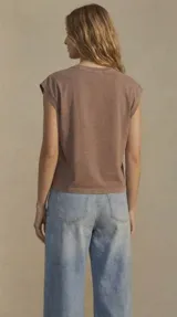 Remera de algodón color rosa, con cuello redondo y mangas cortas con diseño de hombros caídos.