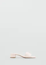 Sandalia de tacón bloque color crudo, con diseño destalonado, puntera abierta y una sola tira ancha en el empeine.