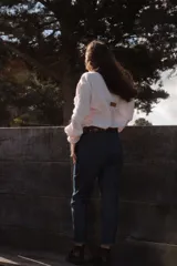 Pantalón jean azul oscuro de corte mom, confeccionado en 100% algodón, con pretinas en la cintura para un mejor ajuste.