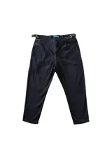 Pantalón de jean negro con diseño cruzado en la cintura y sistema de ajuste con herrajes laterales metálicos.