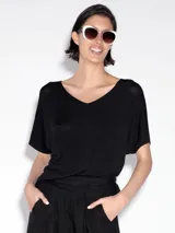 Sweater básico negro de manga corta con escote en V.