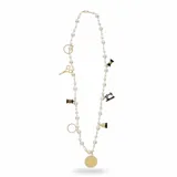 Collar largo de perlas blancas con dijes colgantes de metal dorado y esmalte, incluyendo motivos de costura como tijeras, carretes de hilo y una máquina de coser, finalizando en un dije circular central con diseño de flor.
