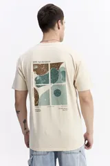 Remera de manga corta color azul oscuro, con escote redondo y estampado artístico abstracto en la espalda en tonos amarillo, celeste y violeta.