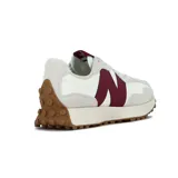 Championes New Balance Lifestyle modelo 327, color crema y bordó. Presentan una capellada en tonos claros con el logo 'N' grande en color bordó. La suela es de goma color café con relieve de tacos.