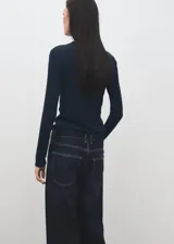 Camiseta azul marino entallada, con cuello redondo y manga larga.