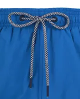 Short de baño azul con cintura elástica y cordón ajustable.