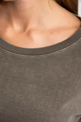 Remera de manga larga con cuello redondo, confeccionada en algodón lavado con efecto desgastado. Presenta un corte oversize y una textura suave y resistente.