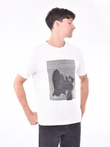 Remera blanca de manga corta y cuello redondo, corte ajustado (slim fit), con un estampado gráfico en blanco y negro en el centro del pecho.