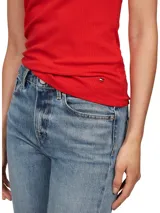 Musculosa roja de Tommy Hilfiger, confeccionada en tejido acanalado de viscosa y elastano, con corte slim y cuello redondo.