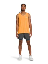 Shorts deportivos Under Armour modelo Launch 5 2 en 1, de color gris oscuro. Diseño de doble capa que incluye un pantalón corto exterior ligero de poliéster y un short de compresión integrado. Cuenta con el logotipo reflectante de la marca en la pierna derecha y cintura elástica con cordón interno.