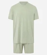 Conjunto de pijama para hombre, compuesto por una remera de manga corta con cuello redondo y un short con cintura elástica y cordón de ajuste. El tejido es de malla flamê con efecto mezcla en tonos beige y marrón.