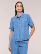Camisa de corte recto y calce fluido color celeste, confeccionada en lyocell, con cuello camisero clásico, mangas cortas y bolsillos plaqué en el pecho.