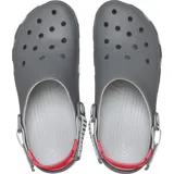 Zuecos Crocs modelo Classic Clog Turbo, color gris con suela blanca y detalles en rojo. Cuenta con perforaciones superiores para ventilación, correa trasera ajustable con sistema turbo y suela de goma para mayor tracción.