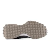 Championes New Balance modelo 327, color negro con detalles en gris y blanco, confeccionados en gamuza y malla, con logo "N" característico en los laterales y entresuela blanca.