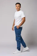 Pantalón jean de corte jogger con bolsillos cargo laterales y puños elásticos en los tobillos.