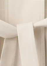 Chaqueta beige de cuello alto, manga larga con puños abotonados, bolsillo con solapa en el pecho, cinturón ajustable para la cintura y cierre frontal de cremallera oculta.