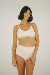 Bombacha maternal de tiro alto confeccionada en algodón color beige, de doble tejido en la parte delantera y trasera para mayor sujeción y comodidad durante el embarazo y el postparto.