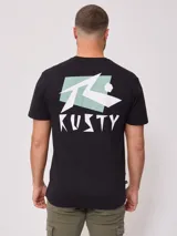 Remera de manga corta color blanco con estampado gráfico en la espalda que incluye el logo de la marca en negro sobre un fondo rectangular lila.